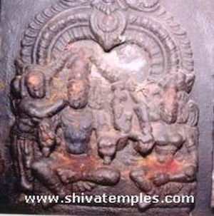 Ponnanaiyal pinching God's cheek