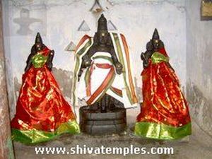 வள்ளி தெய்வானையுடன் முருகர்