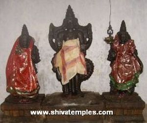 வள்ளி தெய்வானையுடன் முருகர்