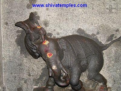 யானையின் மதத்தை கோழி அடக்கும் சிற்பம்