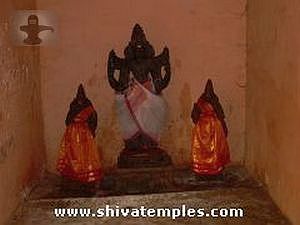 வள்ளி தெய்வானையுடன் முருகர்