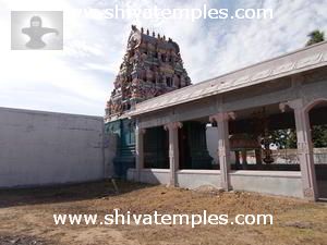 ராஜகோபுரம் கடந்து உள்ளே நீண்ட மண்டபம்