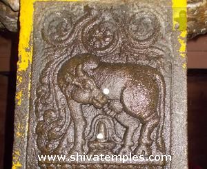 பசு சிவலிங்கத்தின் மீது பால் சொரியும் சிற்பம்
