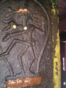 தூணில் ஜுரதேவர் சிற்பம்