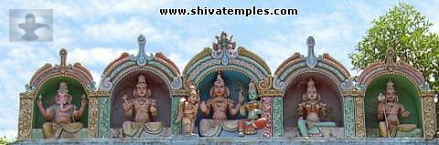 முகப்பு வாயில் மேற்புறத்தில் உள்ள சுதைச் சிற்பங்கள்