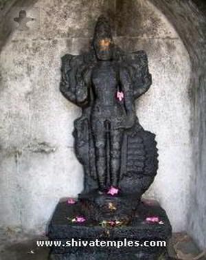 முகப்பு வாயில் மதிற்சுவர் மாடத்தில் முருகர்