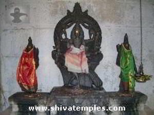 வள்ளி தெய்வானையுடன் முருகர்