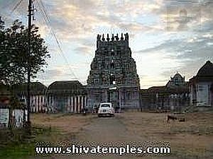 தொலைவிலிருந்து இராஜகோபுரத்தின் தோற்றம்