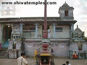 கோபுர வாயில் கடந்து உள் தோற்றம் - கொடிமரம் மற்றும் மாடக்கோவில்