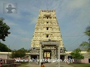 ஆலயத்தின் 5 நிலை கோபுரம், முன்னால் 4 கால் மண்டபம்