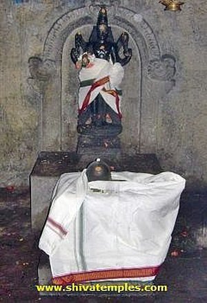 Shiva Linga in front of Muruga